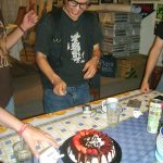 Un poco antes supimos que Mazaki cumplía años y de inmediato, sin que se diera cuenta, le compramos un pastel y festejamos su cumpleaños, le sorprendió mucho y estaba muy emocionado.