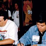Bill Morrison Director General de los comics de los Simpson, y Óscar González Loyo, haciendo bocetos rápidos al público y autografiando en el stand de Bongo Comics.