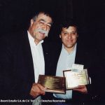 Sergio Aragonés y Óscar González Loyo mostrando sus premios.