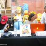 Óscar González Loyo y Horacio Sandoval, como dibujantes oficiales de los Simpson, compartieron conferencia con actores de doblaje que prestan su voz a los personajes de Homero y Lisa Simpson, y posteriormente se firmaron varios de los libros que la gente compró para que se los autografiaran.