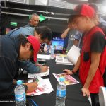 De inmediato los ganadores pidieron a Óscar González Loyo y aHoracio Sandoval que les autografiaramos sus dibujos.