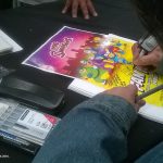 Ya estábamos retrasados en el programa, y continuamos con la firma de 150 libros de "Los Simpson, una historia familiar" de Penguin Random House, los Simpson Fans estaban muy contentos, aunque también firmamos pósters y objetos oficiales de la familia amarilla.
