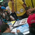 Continuamos con la firma de 150 libros de "Los Simpson, una historia familiar" de Penguin Random House, los Simpson Fans estaban muy contentos, aunque también firmamos pósters y objetos oficiales de la familia amarilla.